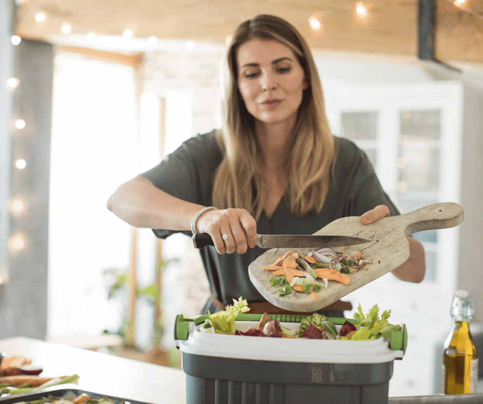 Frau entsorgt Lebensmittelmüll
